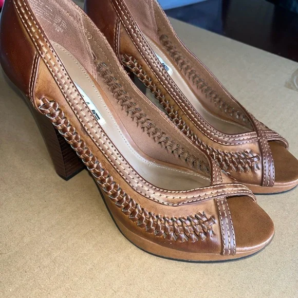 Final Price!!!! Women's Brown Peep Toe Heels by American Eagle - Picture 3 of 9